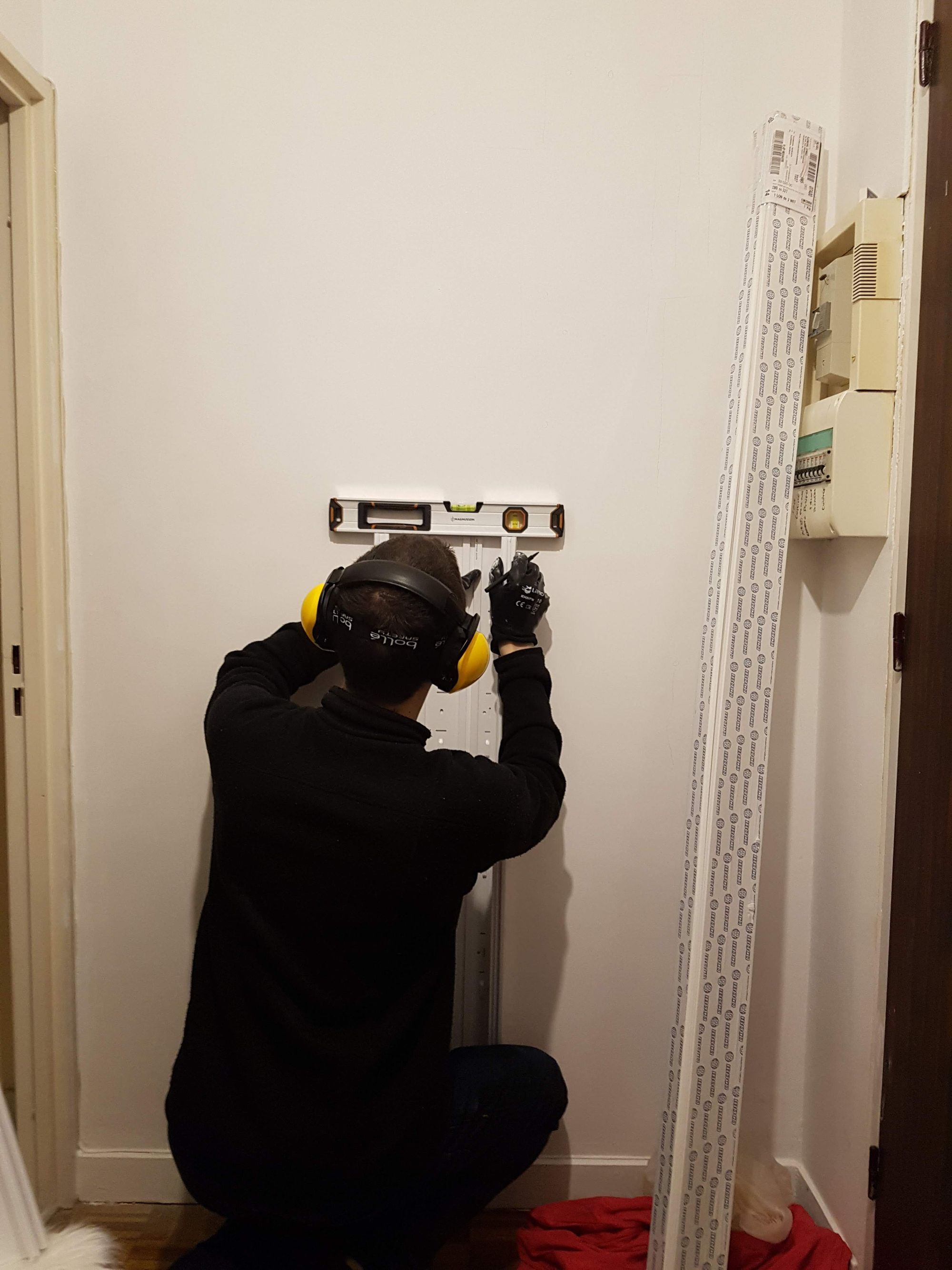 Marquage des points de perçage pour la GTL, avec niveau