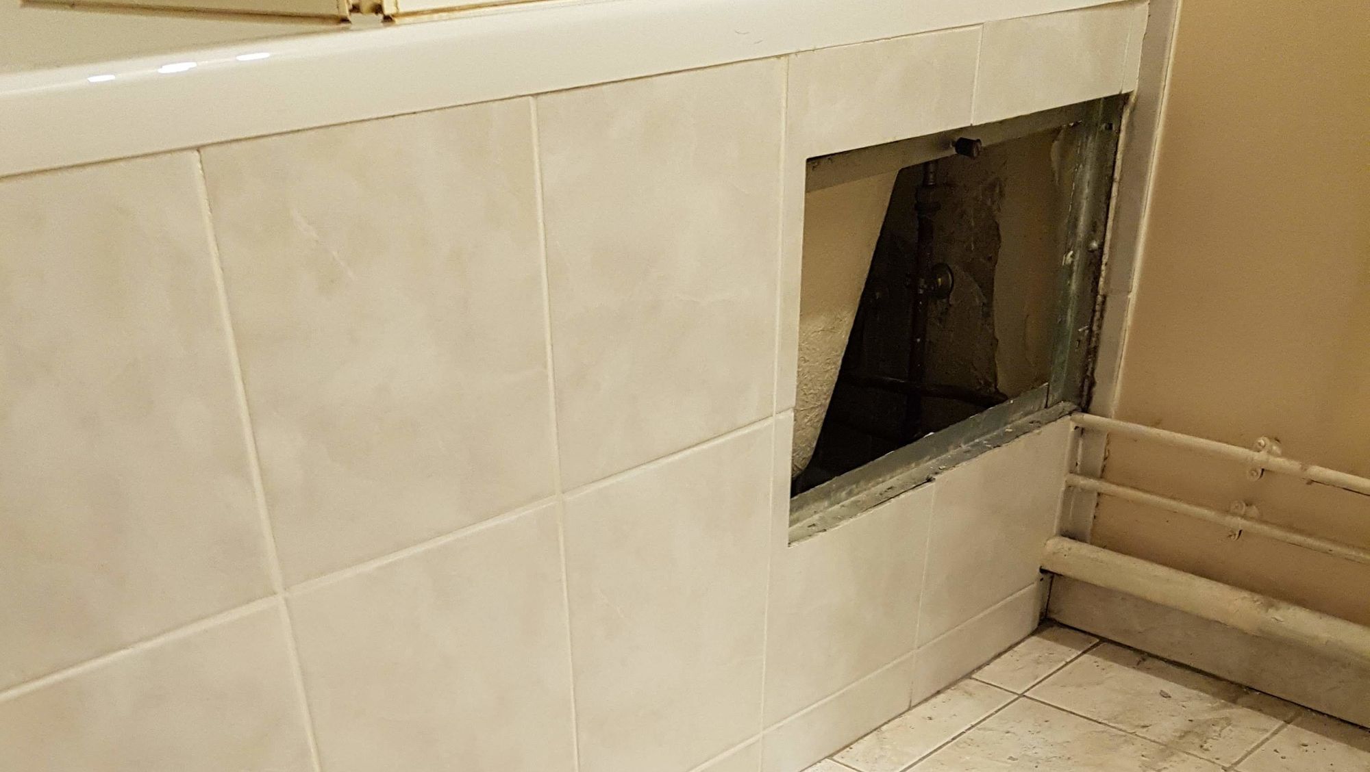 Ancienne trappe, en partie haute, siphon difficilement accessible