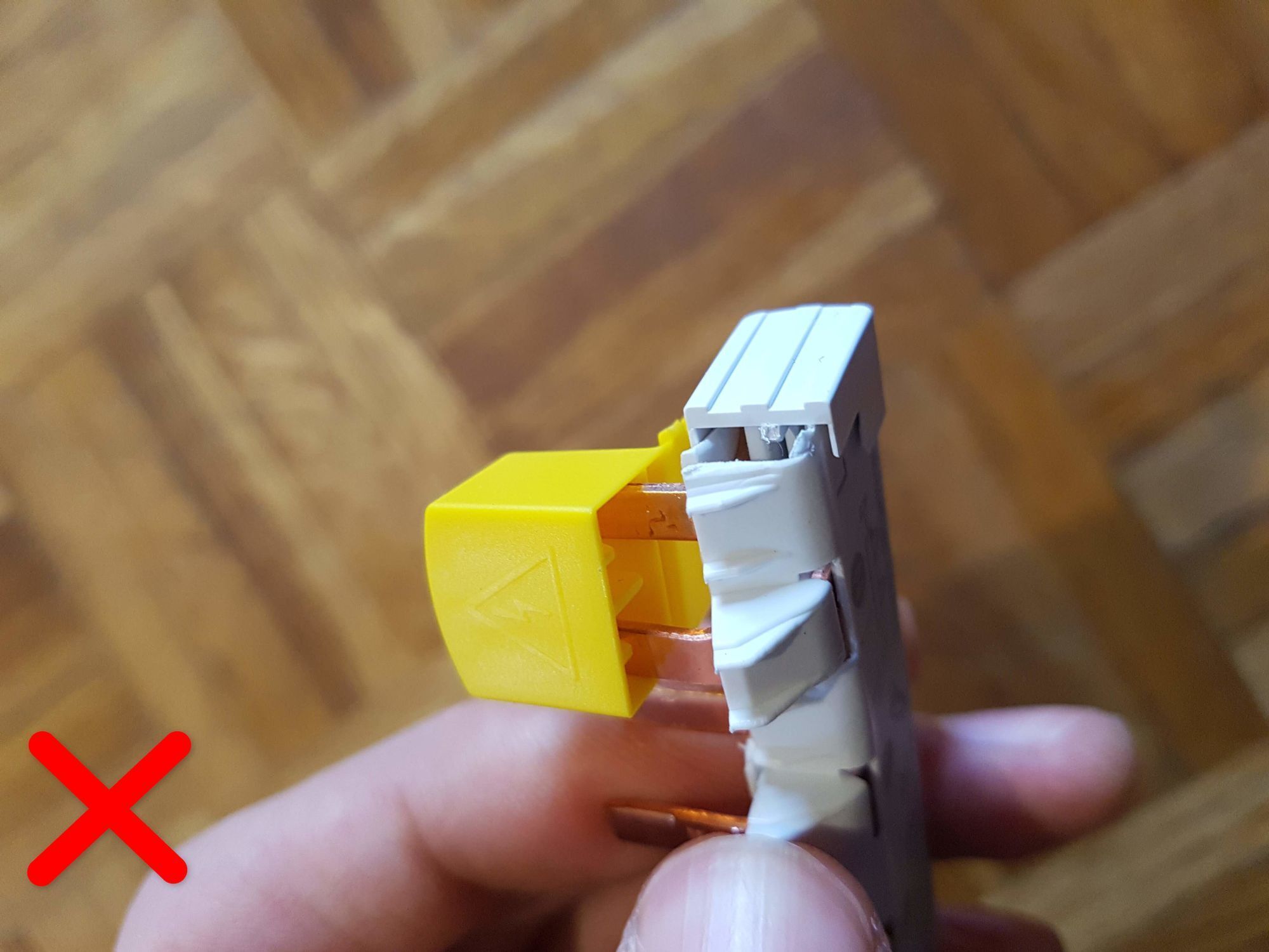Un cache peigne mal installé, avec les 2 dents dans le même compartiment