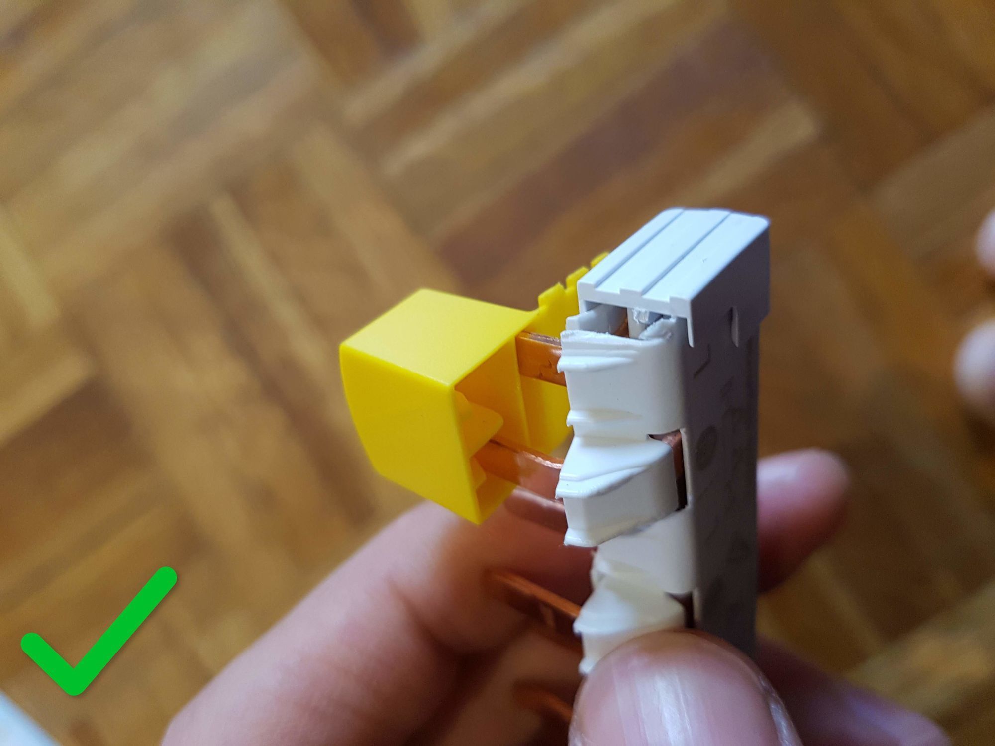Un cache peigne correctement installé, avec une dent dans chaque compartiment