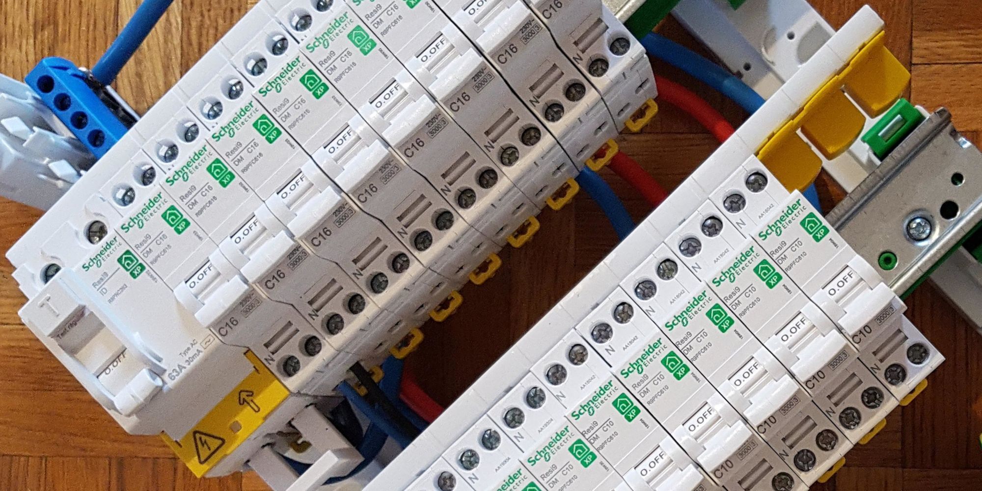 Les peignes horizontaux et verticaux dans le tableau électrique