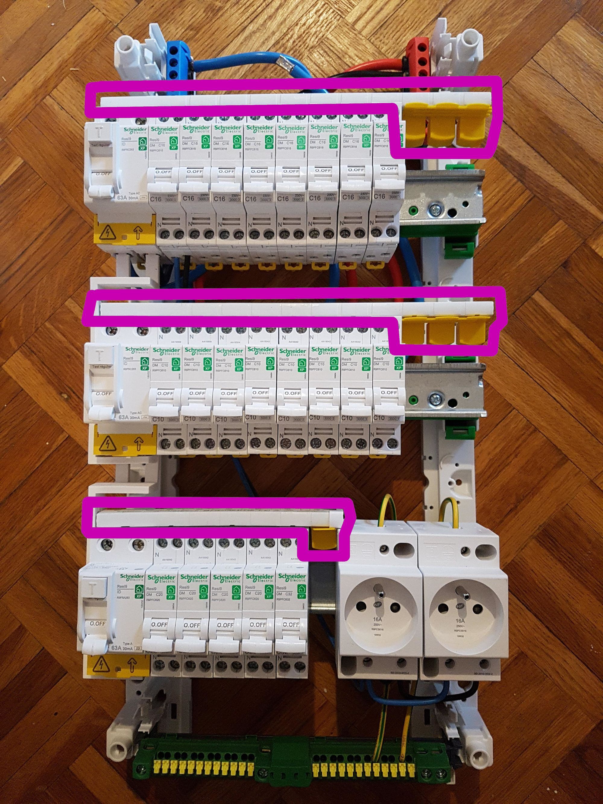 Peignes horizontaux dans le tableau électrique