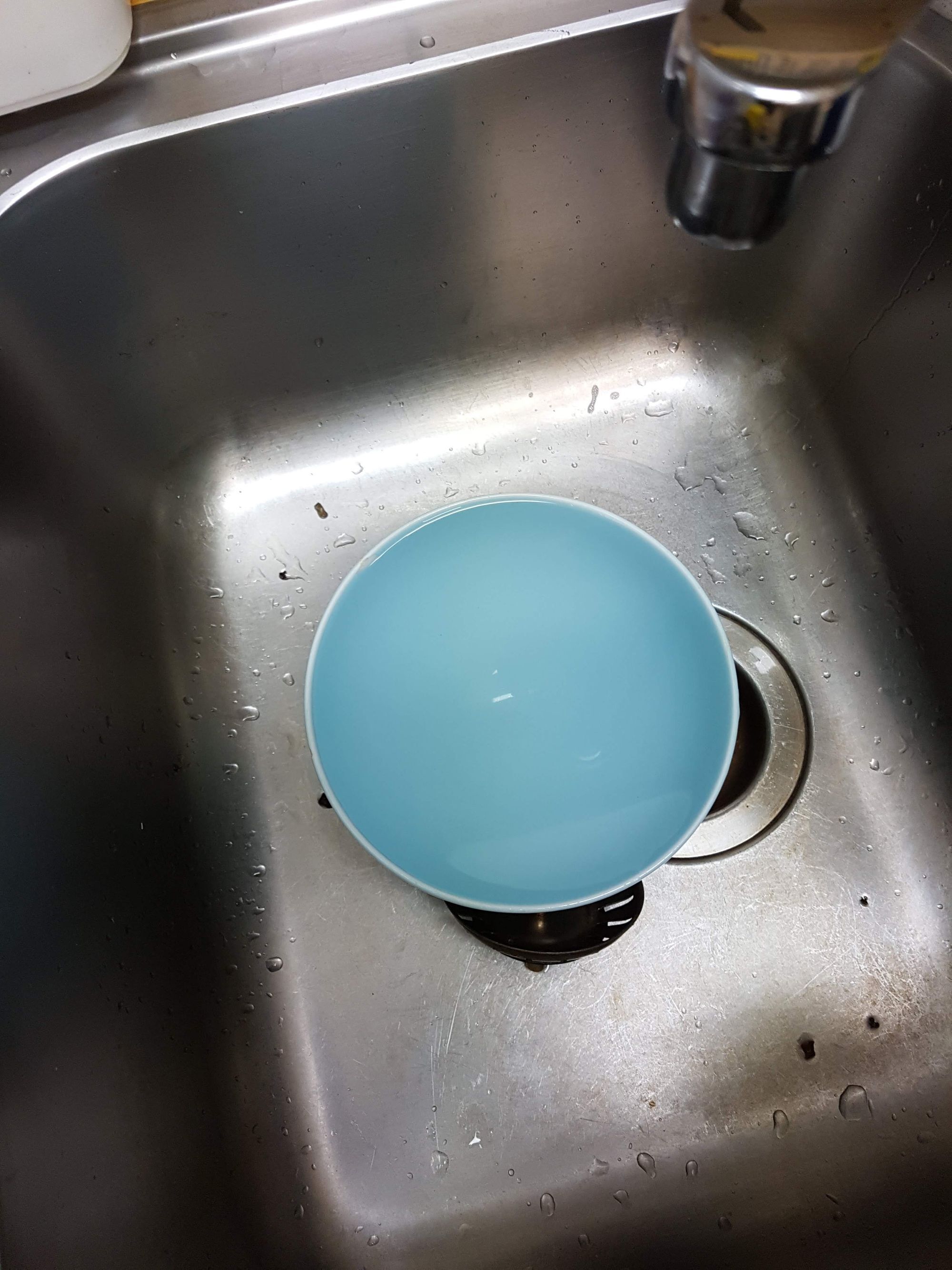 Eau chaude dans un bol pour éviter les brûlures