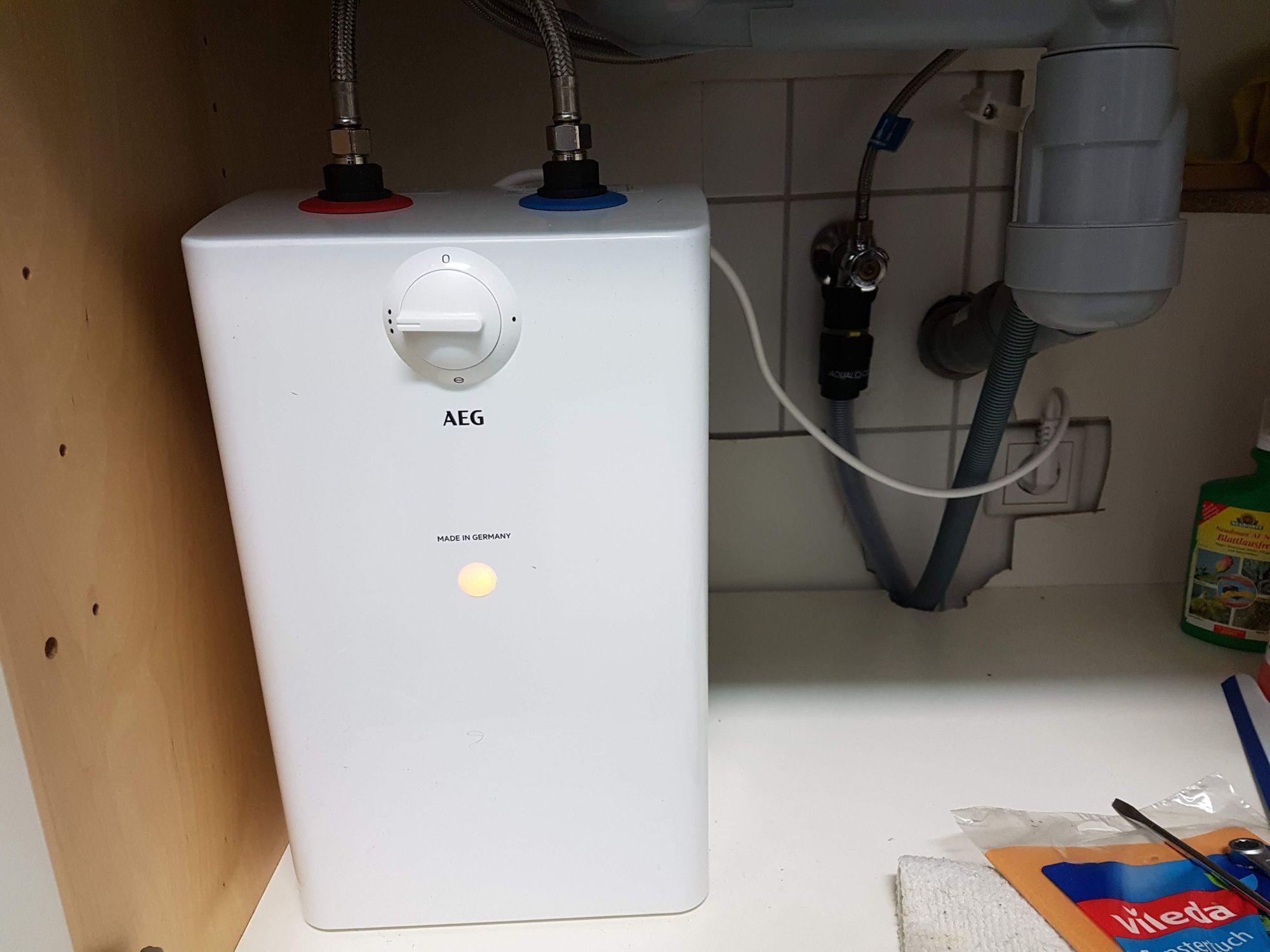 Nouveau chauffe eau 5L (litres) AEG branché allumé