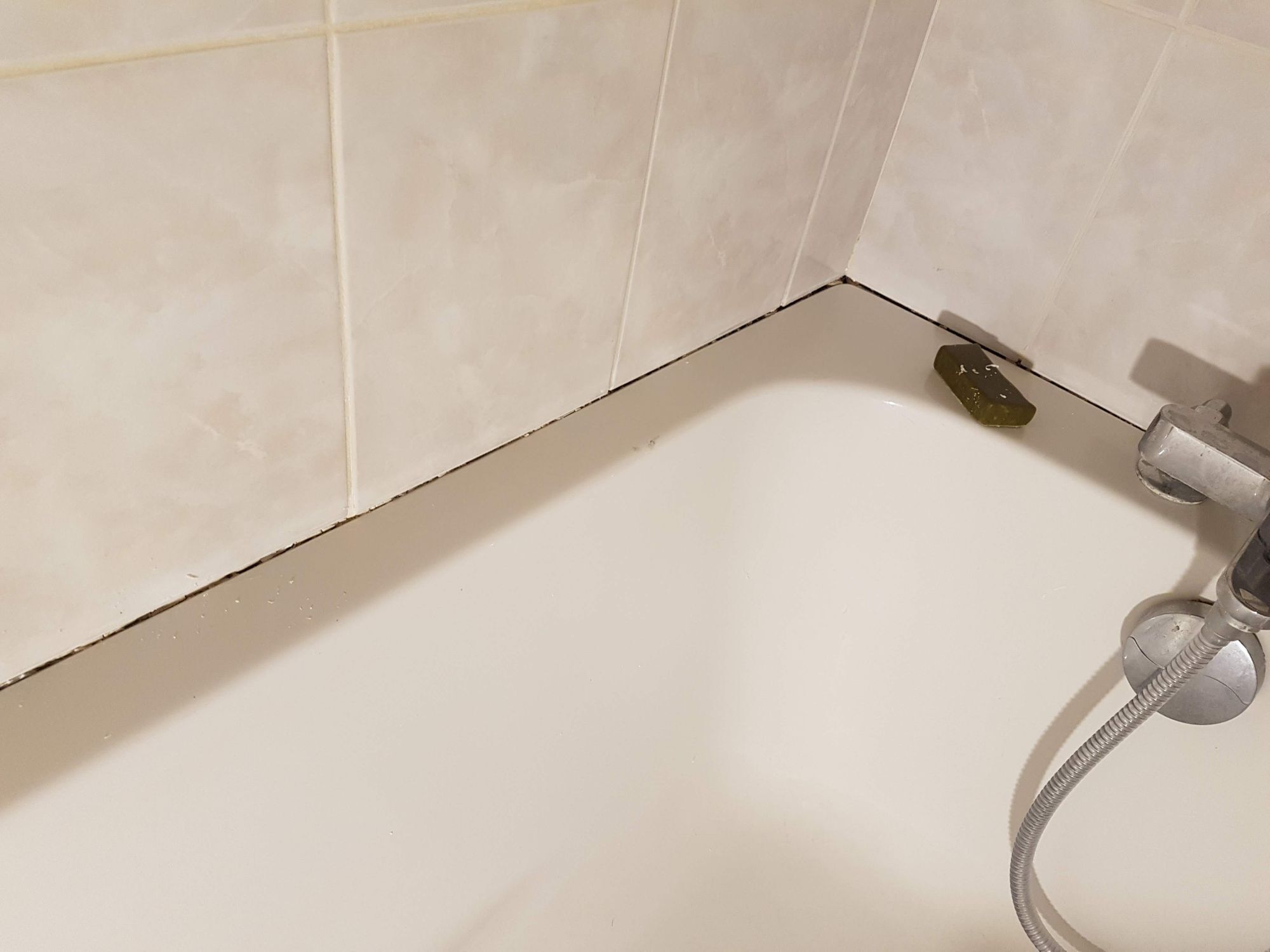 Joint silicone de baignoire retiré et surface dégraissée