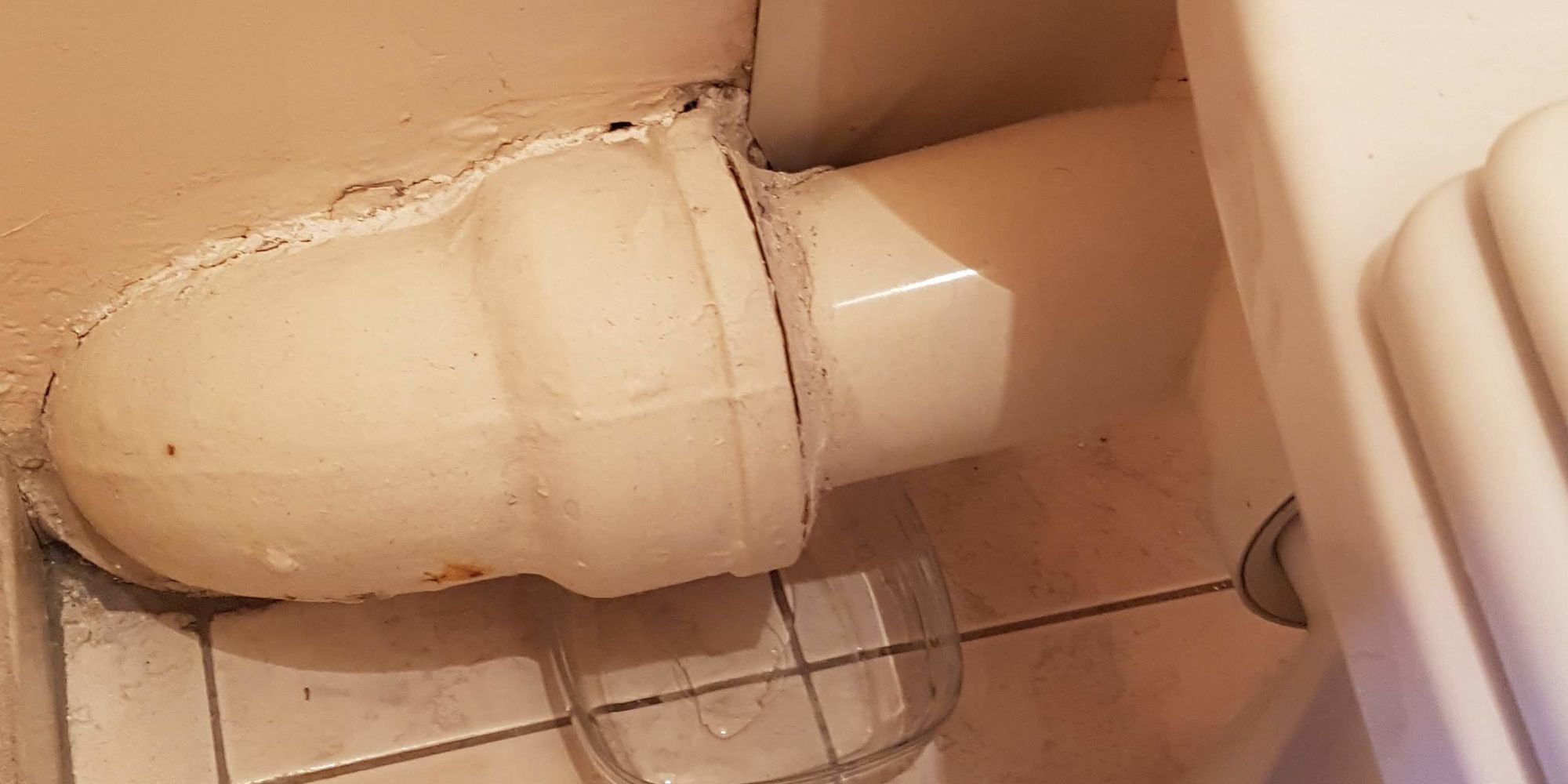 Réparation fuite tuyau évacuation toilettes