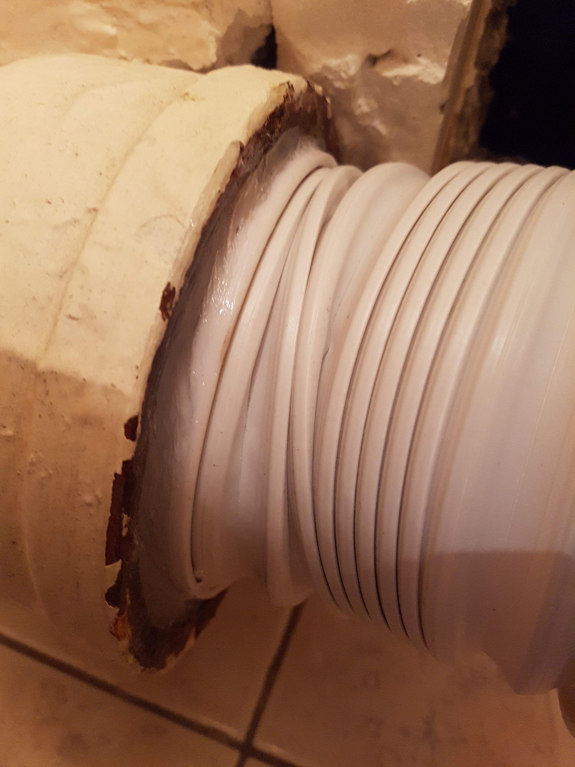 Joint en silicone entre pipe PVC et tuyau évacuation en fonte