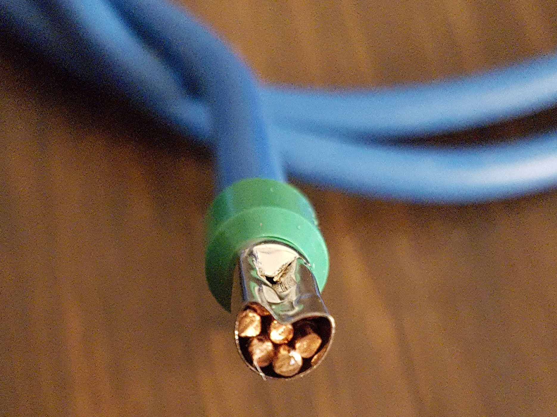 Conducteur multi-filaments serti