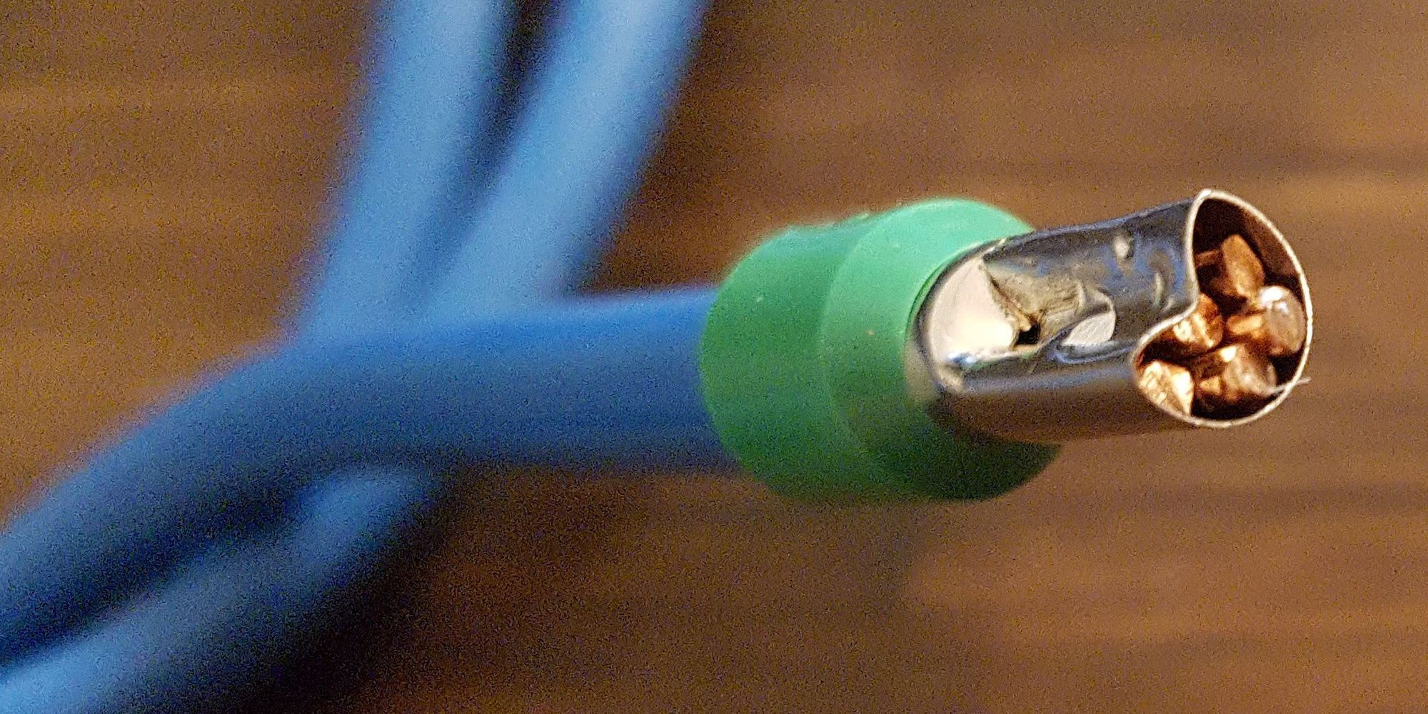Conducteur multi-filaments serti
